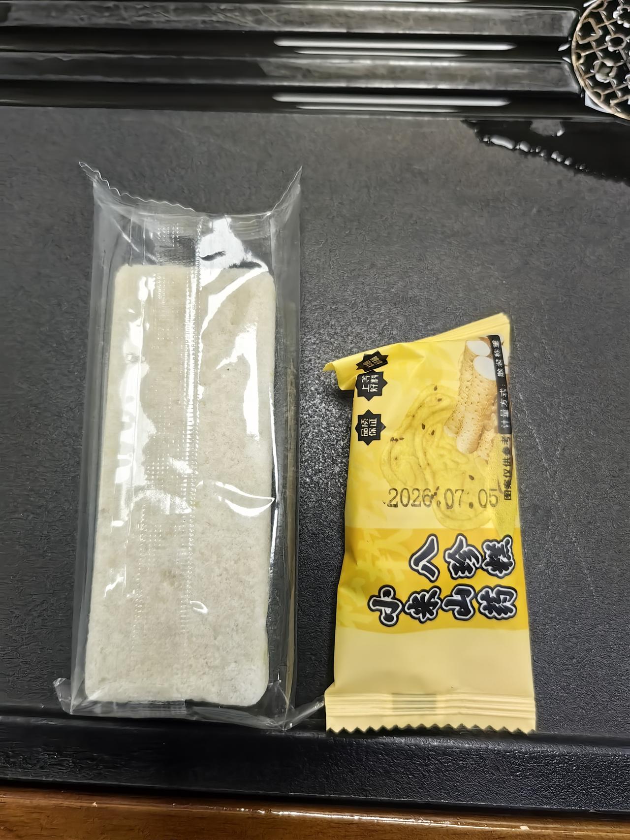 都叫八珍糕，大的是在几多全买的，黄色包装的是网购的，两种产品，两种味道，相差真是