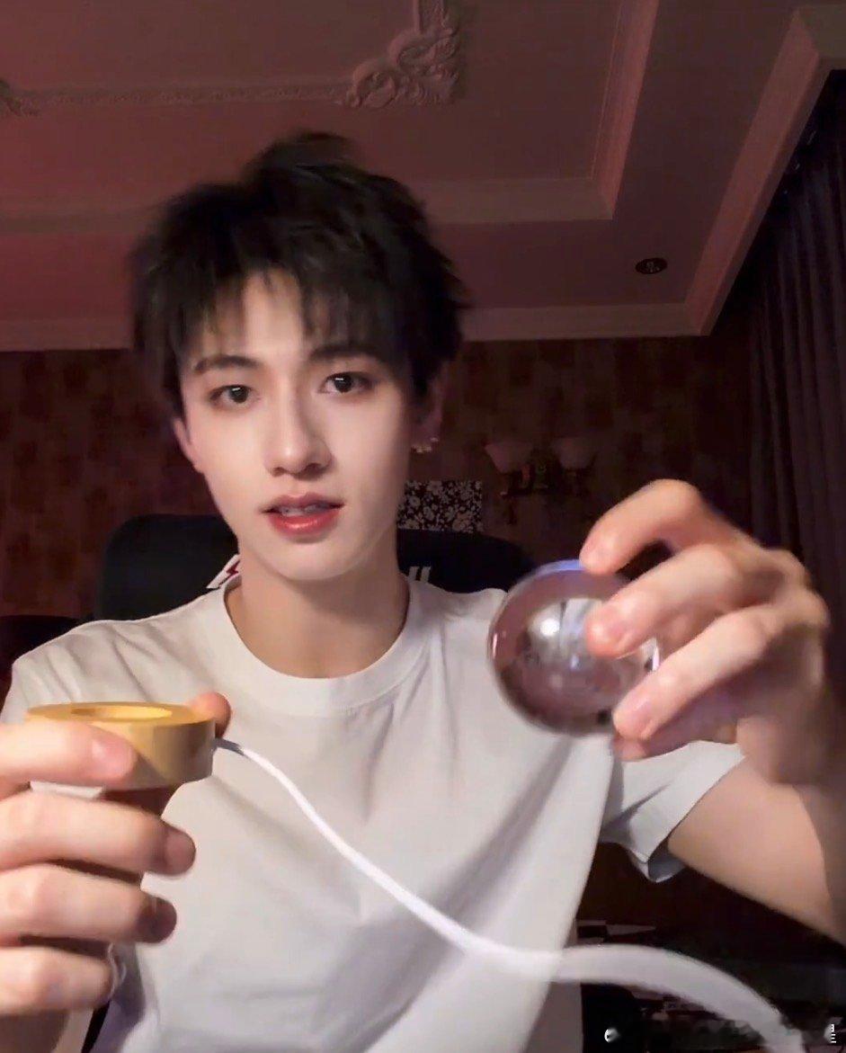 朱志鑫课间休息收到的快递朱志鑫课间休息收到一个快递朱志鑫课间休息收到的快递 