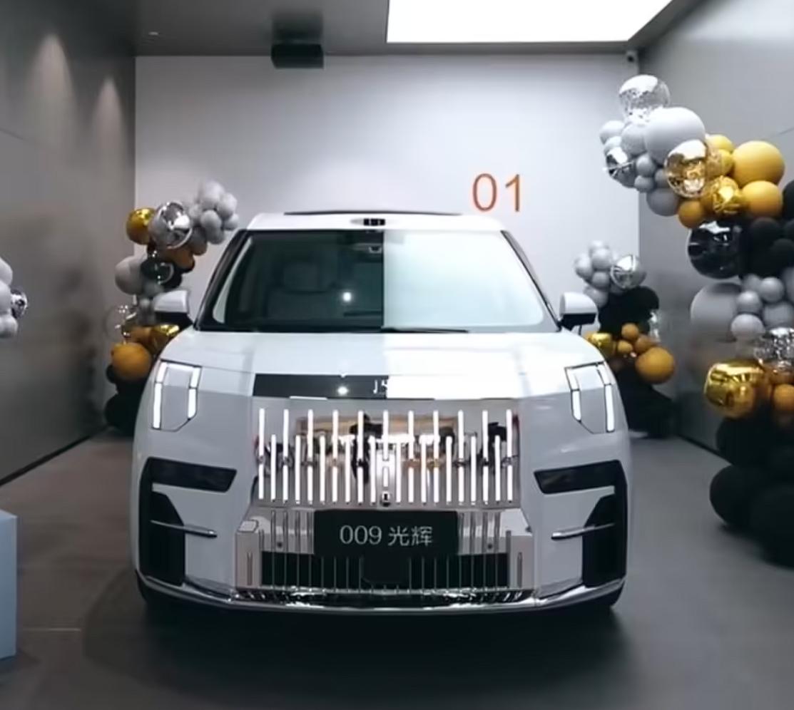 极氪 009 光辉 MPV 冰玉白现已开启首批交付，知名赏宝博主“听泉赏宝”成为