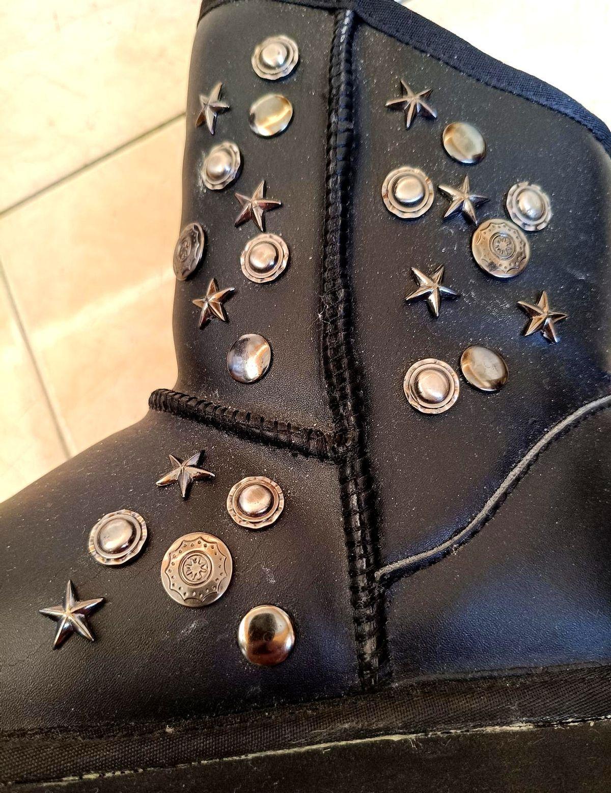 那双闪片鞋，嫂子当年怕我嫌老气，没敢多说。
我穿上了，脚不疼，还回头多看了两眼。