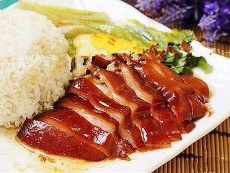 猪脚饭，作为广东大众的一道饭食，确实受人喜欢。
尤其是以体力劳动的民众，尤喜欢下
