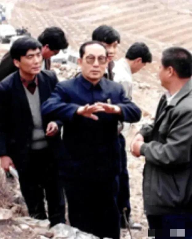 从黑土地农家少年到民生实干干部，陈俊生一生扎根基层，毕生心系百姓冷暖
 
提起陈