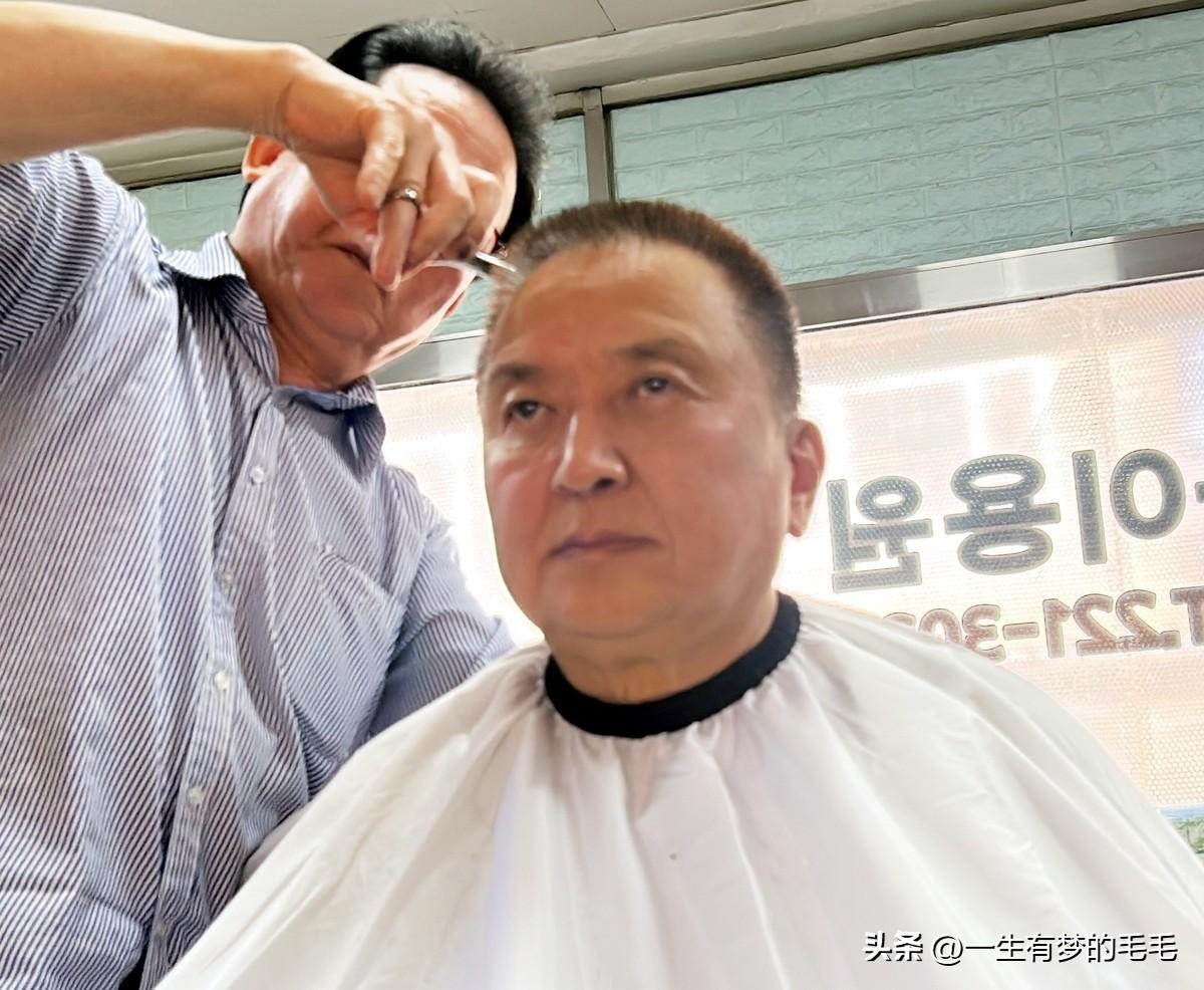 3月19日，韩国国民力量党被取消提名资格的忠北道知事金英焕，以剃发方式强烈抗议党