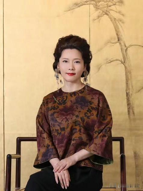 现实生活中
何赛飞绝对是职场边缘人物
不是说她能力不行，也不是她人品不行，她就是