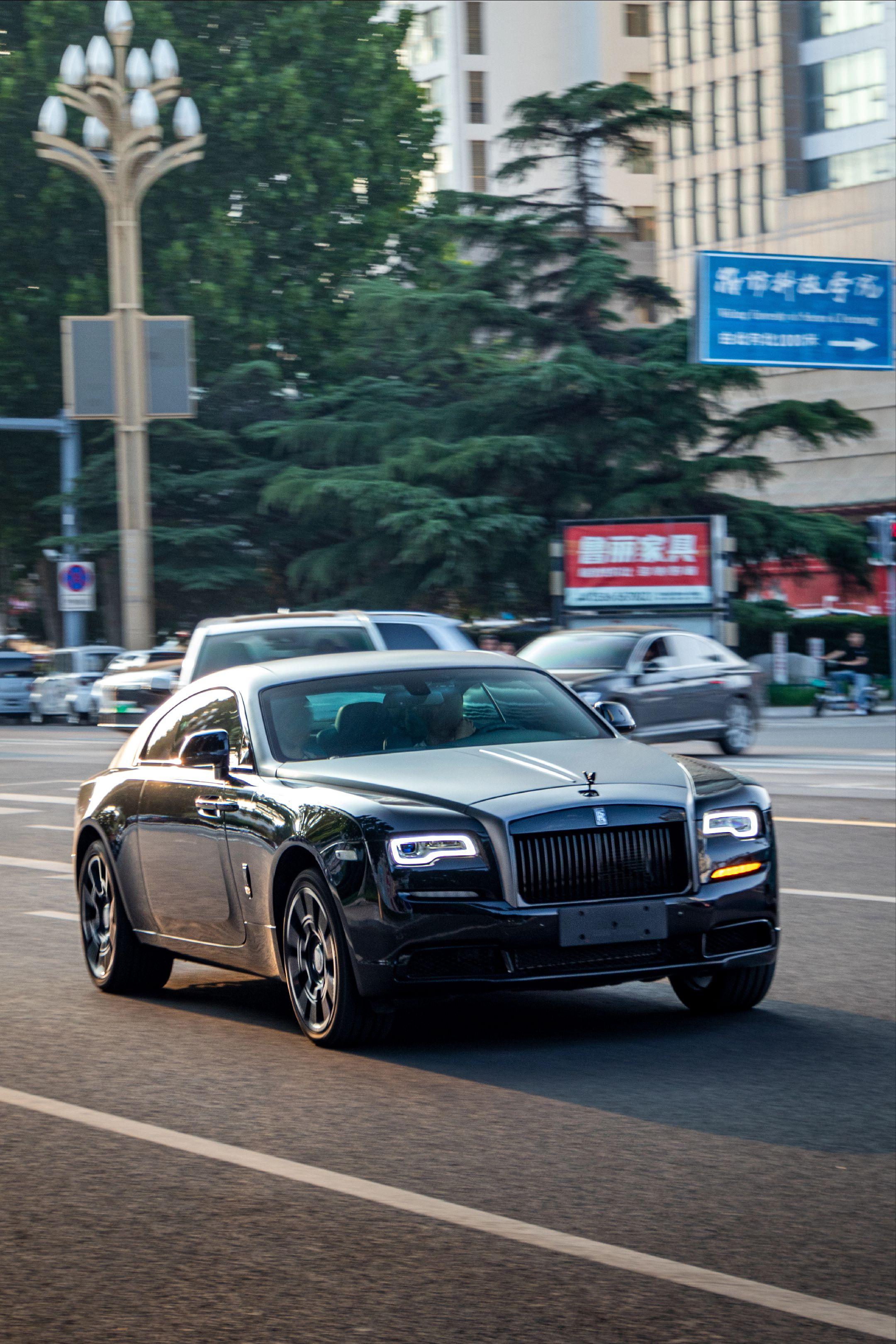 寿光东城汽车街拍，偶遇劳斯莱斯魅影，这外观太帅了