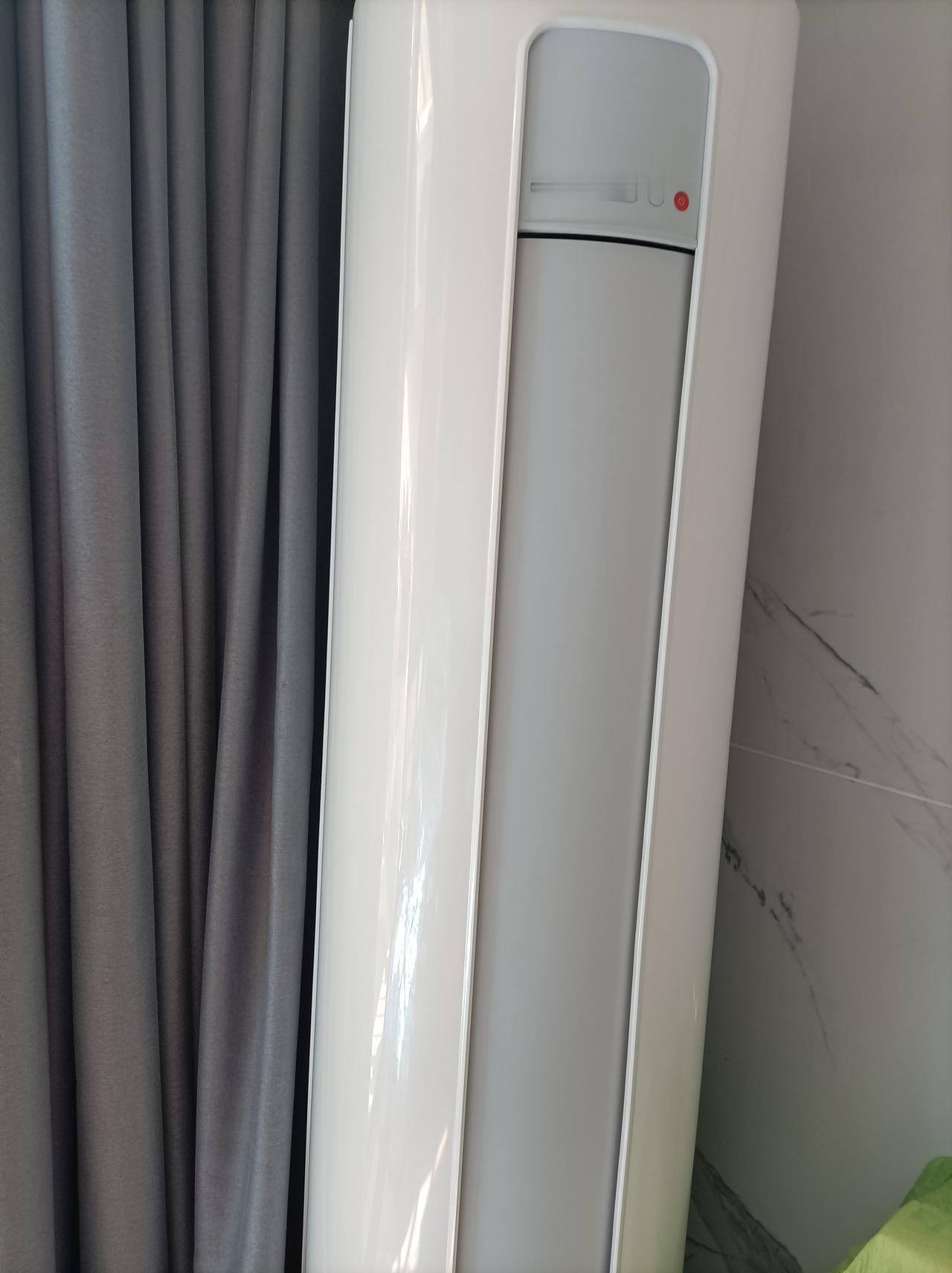 今年最值的一笔花费今年最值的一笔花费就是在客厅装了立式空调，夏天享受凉快，冬天又