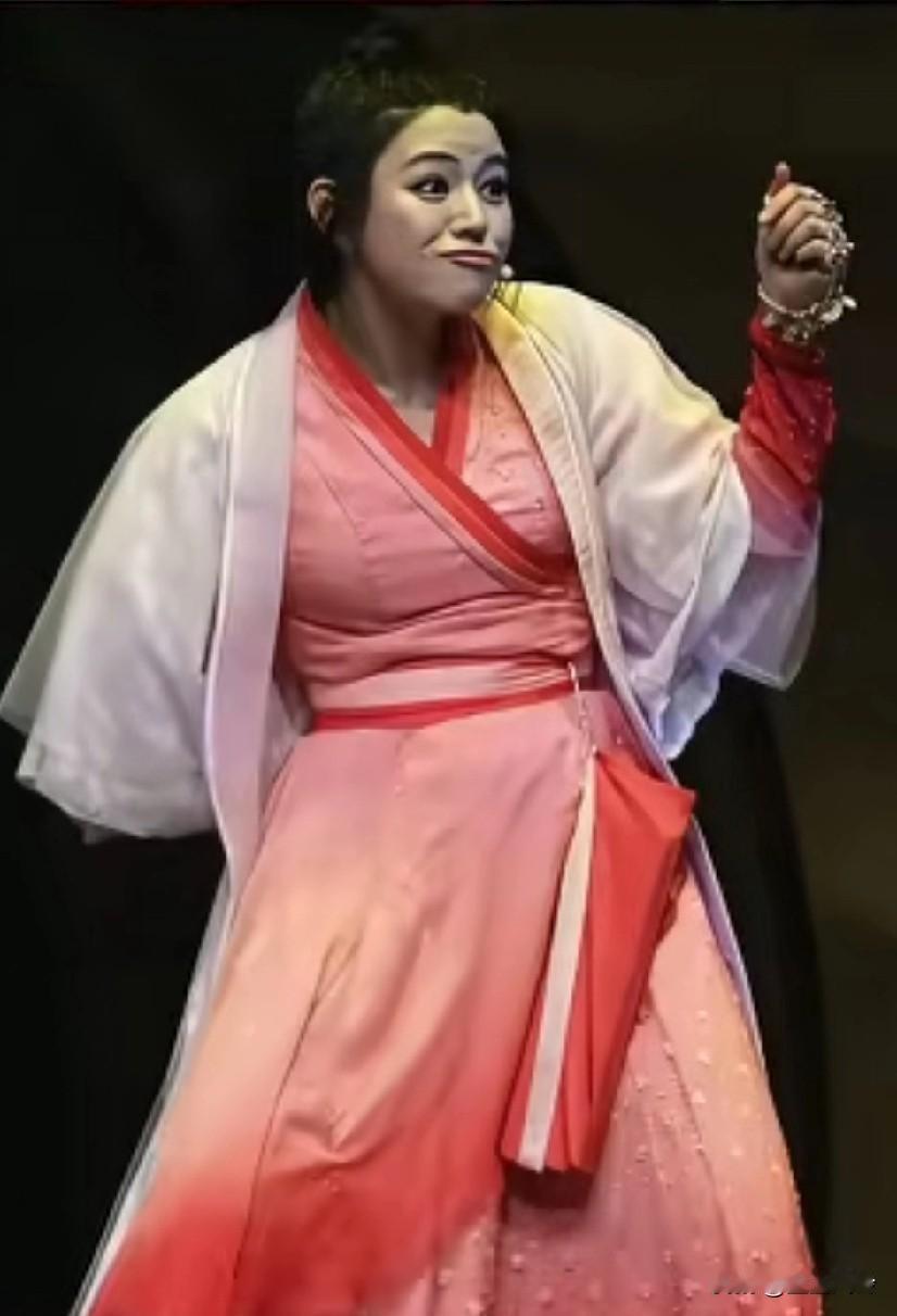 陈妍希版的紫霞仙子，乍一看还以为是贾玲呢，她真的不太适合古装，角色不太适合
她只