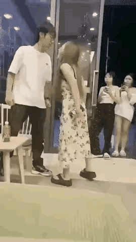 估计这小女子这辈子再也不敢往别人的脸上吐唾沫了。
我就纳闷了，如今一些女孩子，为