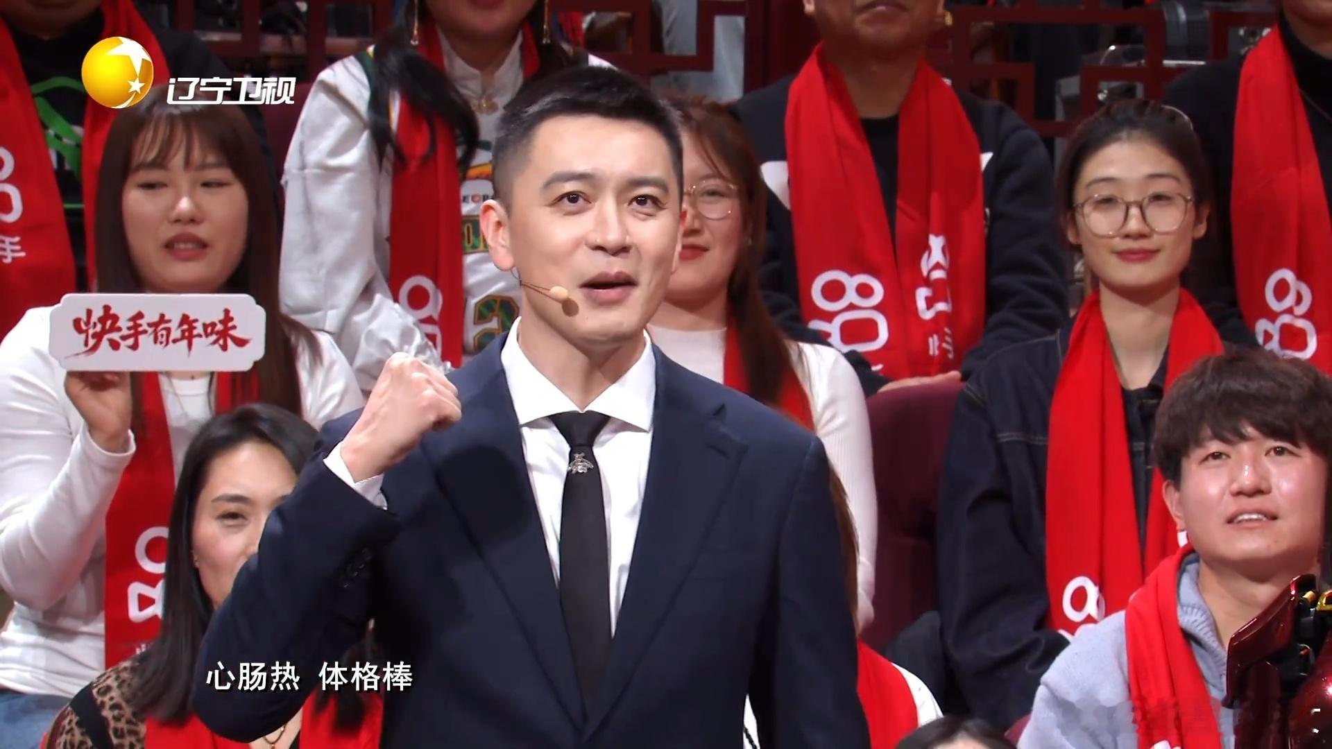 杨鸣被机器人整破防了辽视春晚名场面！杨鸣与机器人“小柒”上演《主帅与主犟》。被精