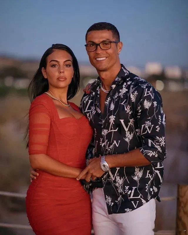 C罗若离婚乔治娜每月将获10万欧元C罗若与乔治娜离婚，她每月可获10万欧元生活费
