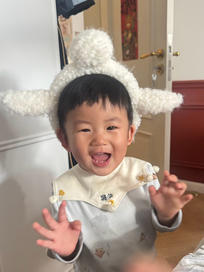 早上我要出门遛狗，儿子一直哭着喊“爸爸抱抱”死活不让我出门，我在门口蹲着安抚了他