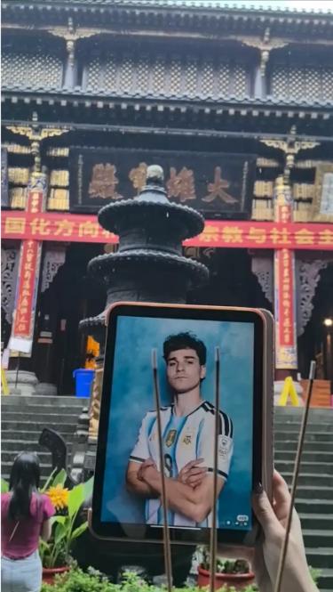 魔法对轰！加纳巫师“封印”梅西，中国球迷寺庙祈福对冲，世界杯上演东西方玄学大对决