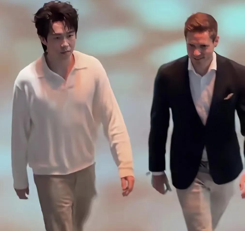 凌晨抵京的王楚钦，一身休闲打扮，在奔驰CEO陪同下走进直播间
凌晨落地北京，时差