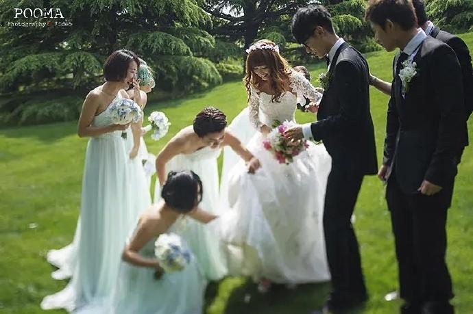 有网友扒出2014年李行亮和麦琳在北京举行的草坪婚礼，光一个道具就要32万，一场