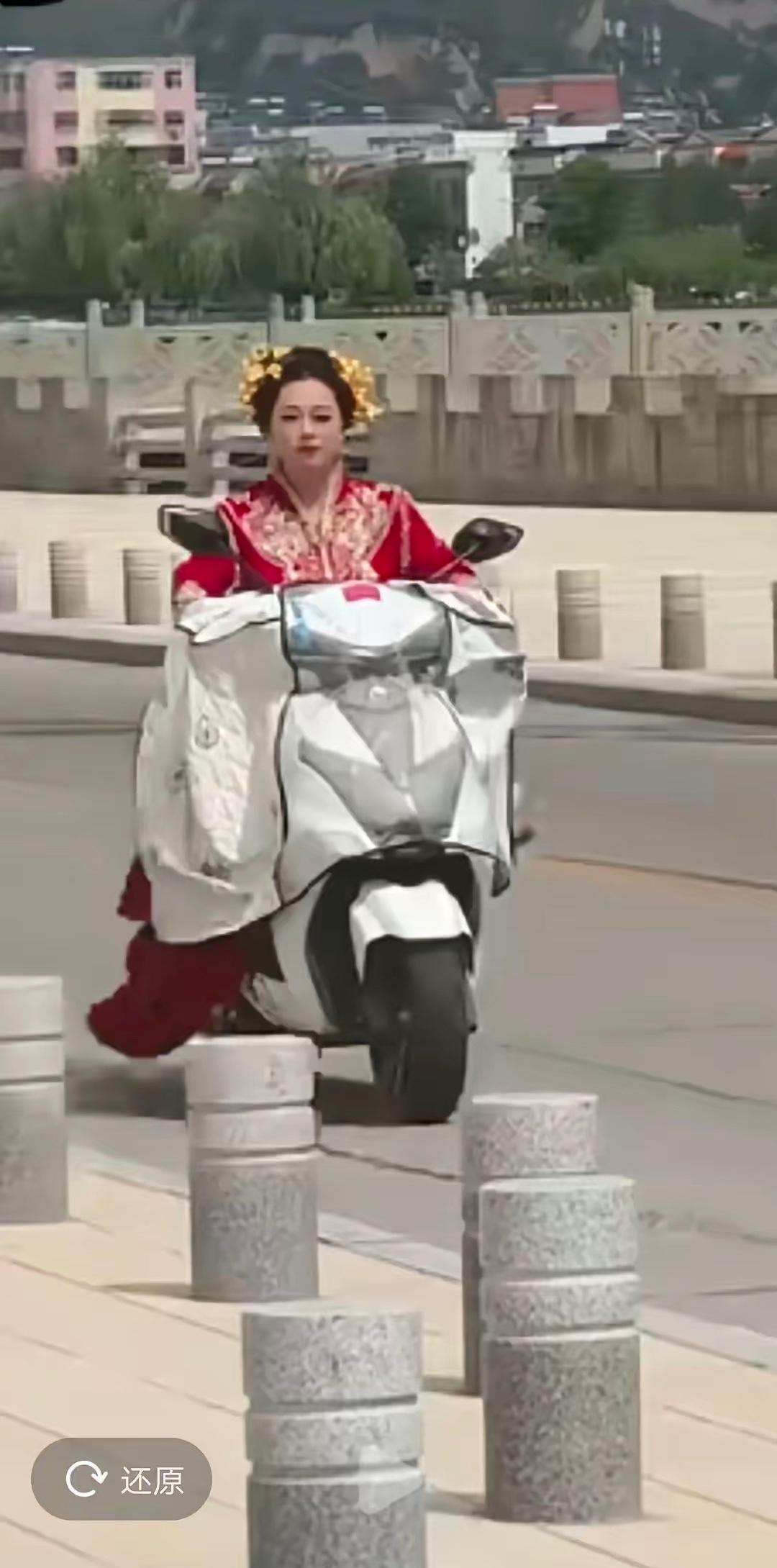 这场婚礼的小插曲，
看完让人会心一笑。
接亲车队遇上堵车迟迟不到，眼看就要错过吉