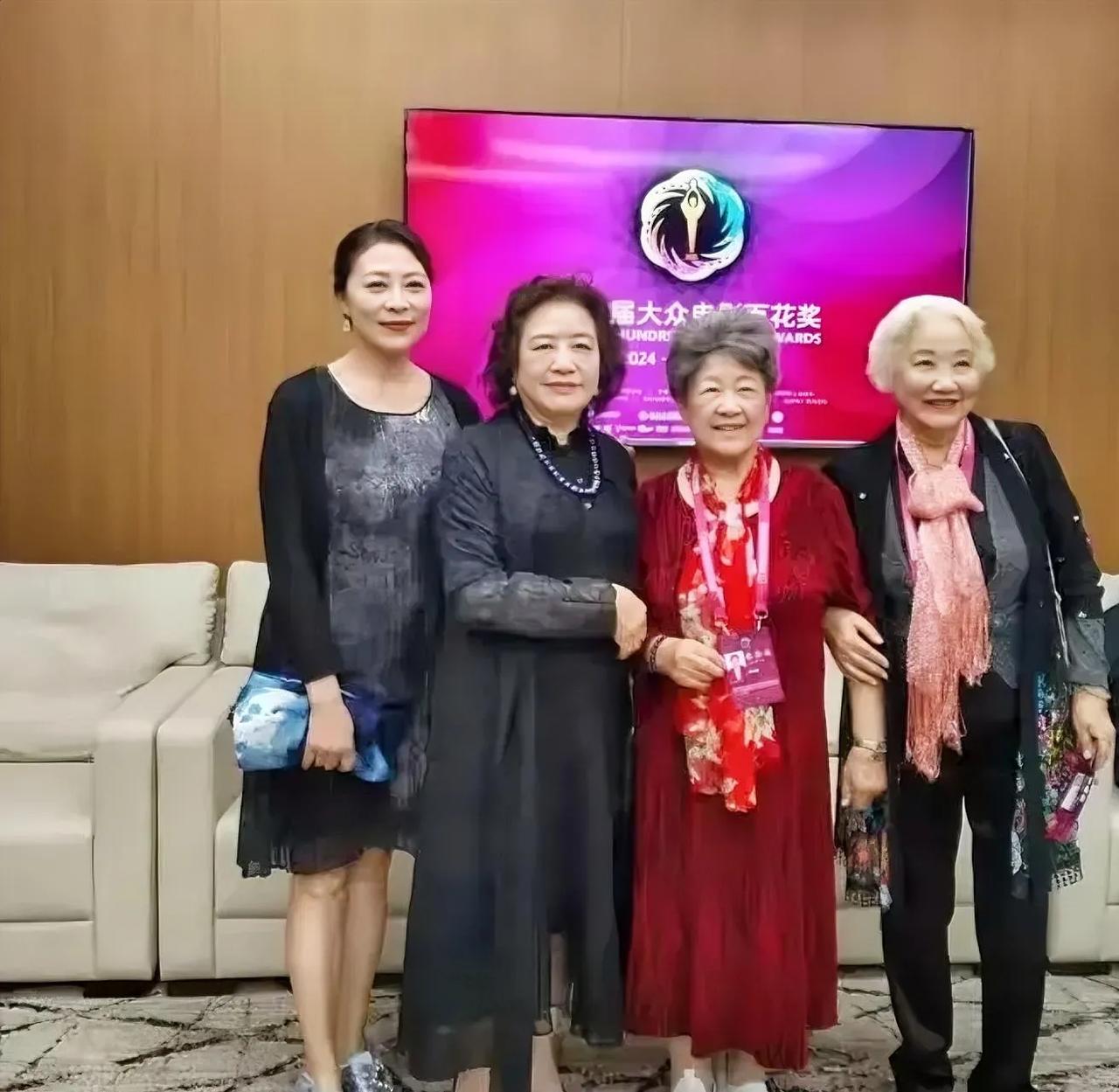 一条裙子，就把岳红比下去了。虽然岳红是个小字辈，长得漂亮，比几位前辈年轻20余岁