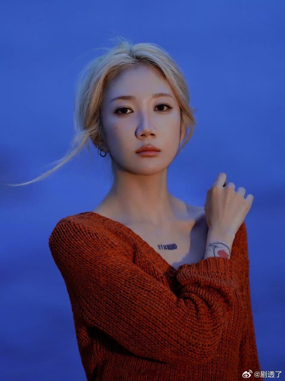 王玉雯演我看陈星旭背肌 王玉雯看陈星旭背肌的眼神太真实了！直接把我这个颜控的心狠