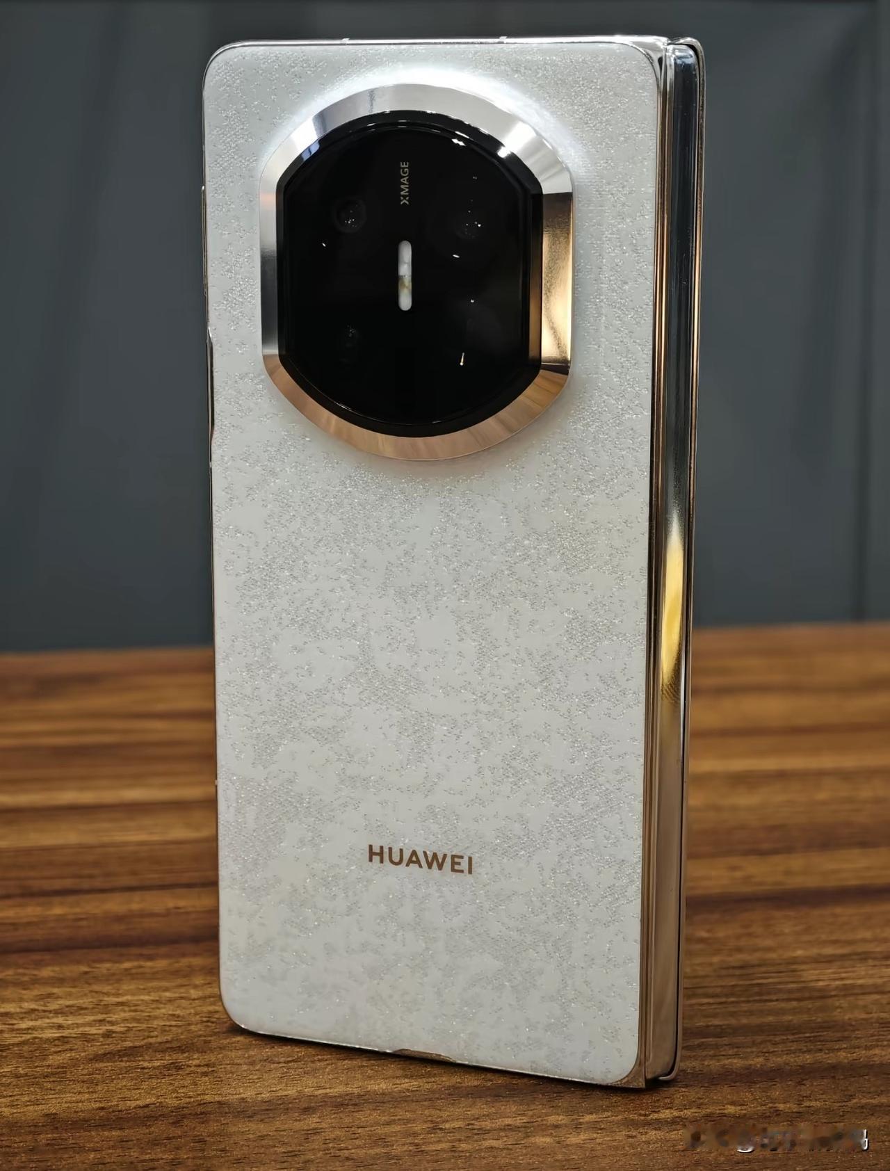 对华为Mate X7，我期待拉满！外观上，云锦白那非遗光织云锦素皮，细腻丝绒纹理