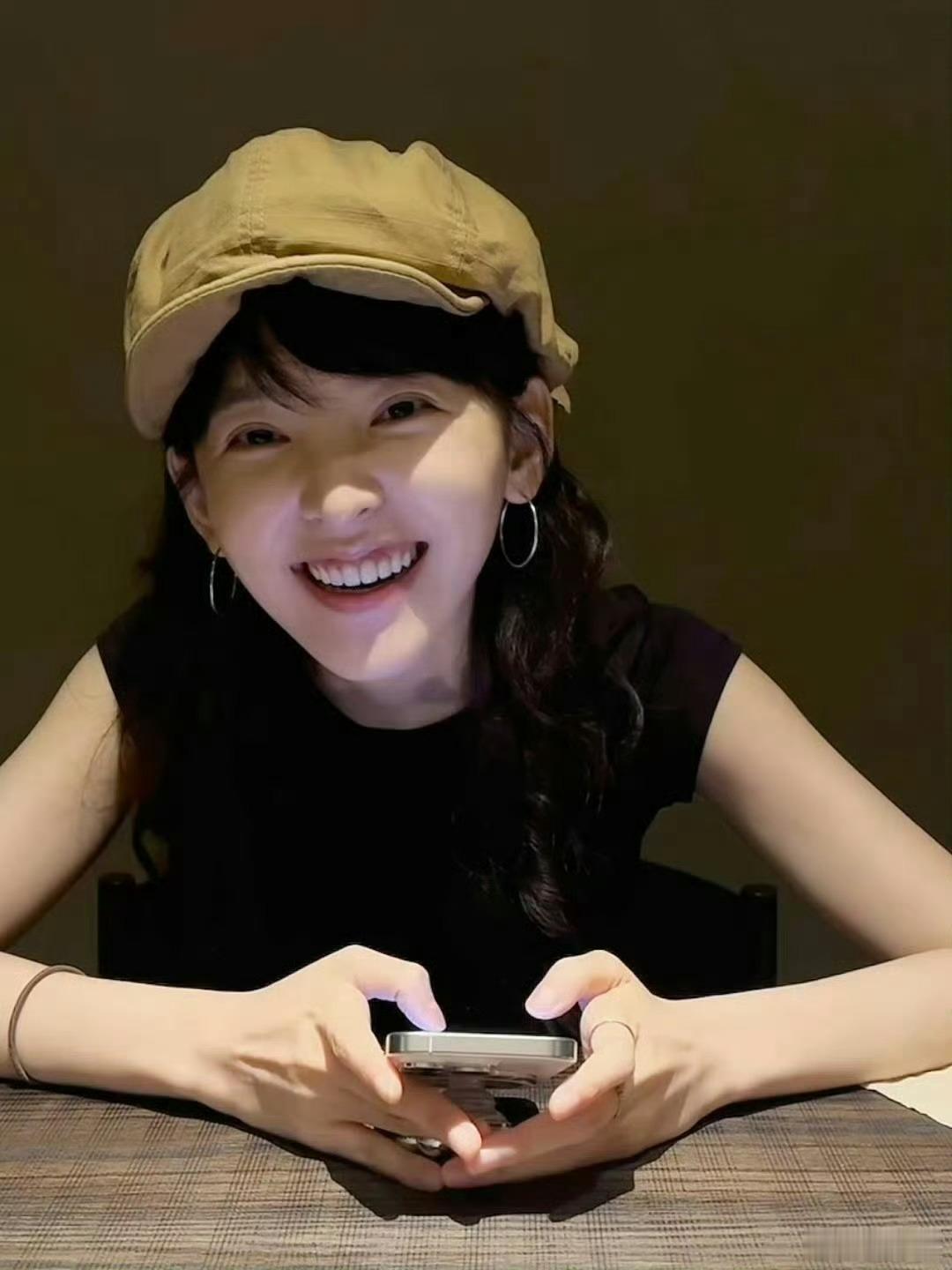 曹格 章若楠太可爱啦这么可爱的女孩子谁能不喜欢呢？第一眼就会被她的可爱给迷住，她
