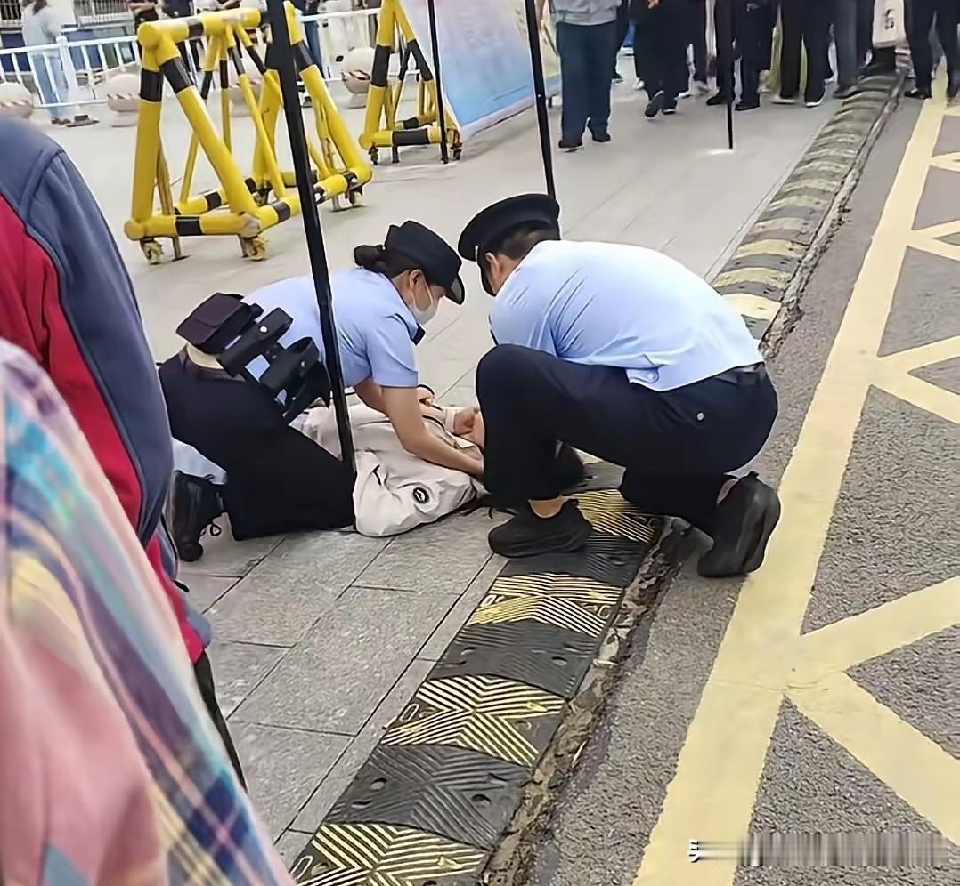 家长送考现场晕倒，比忘带准考证更扎心。
有说是家长压力大，也有说家长没休息好，我