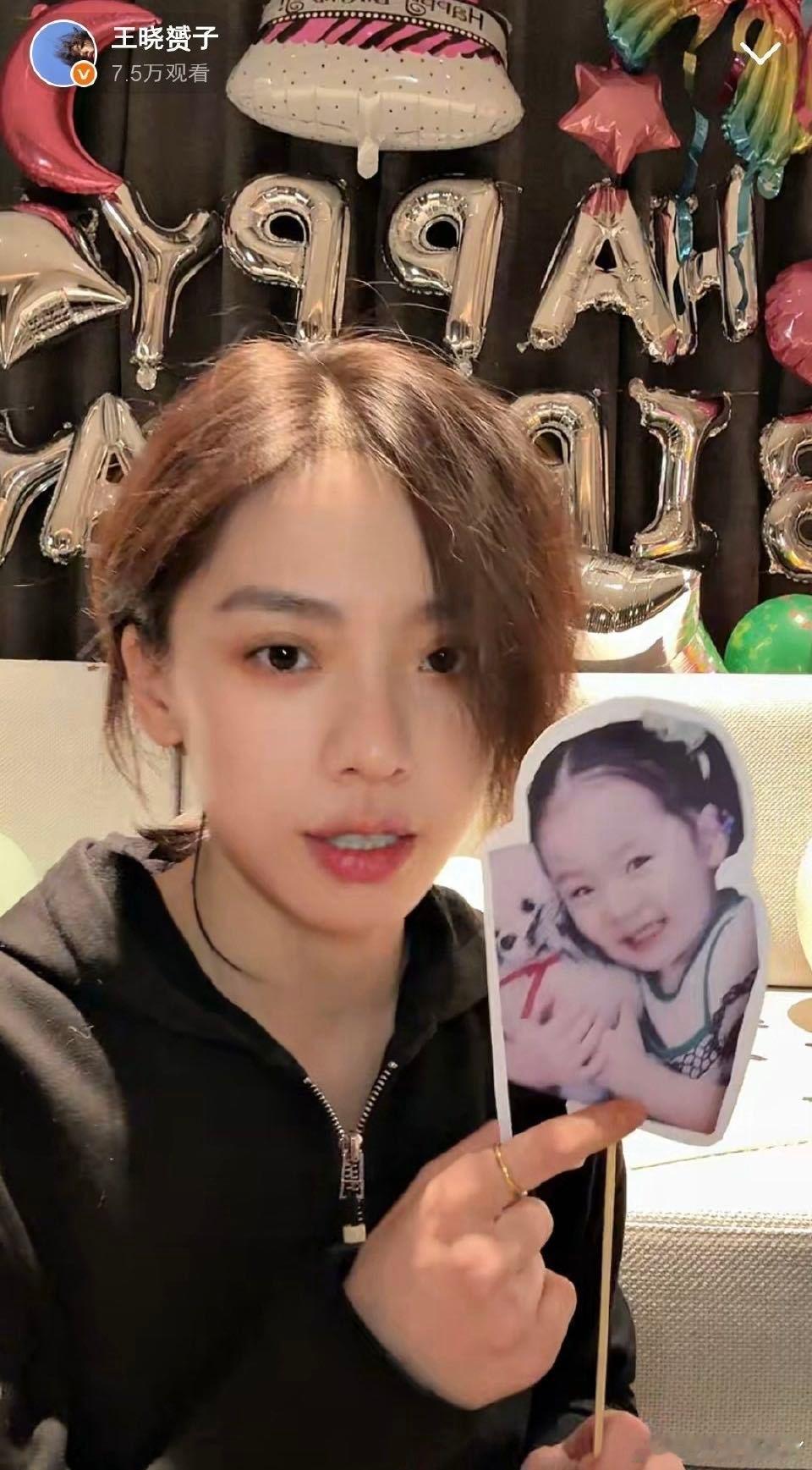 王晓赟子这是吃了多少唱片 王晓赟子在直播中面对粉丝的点歌攻势，稳稳地唱完一首又一