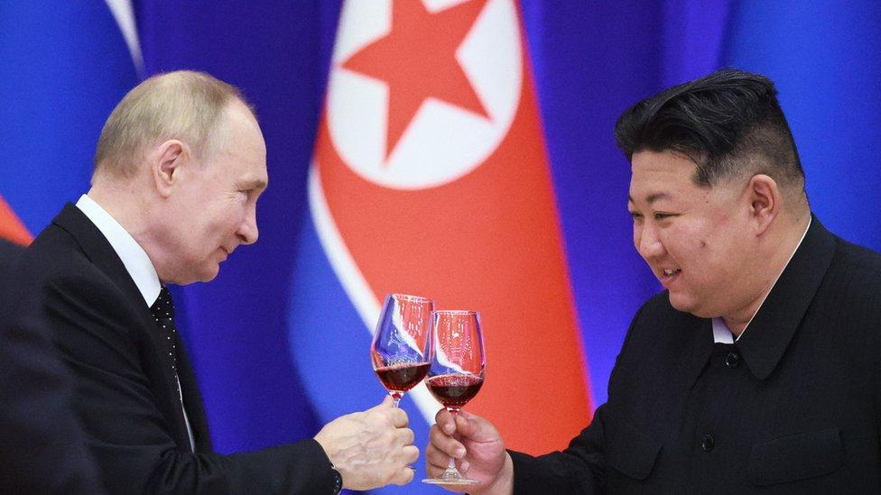 俄乌战场上，两条军援线同日曝光，一个向西清库存，一个向东押国运，但本质都不是在帮