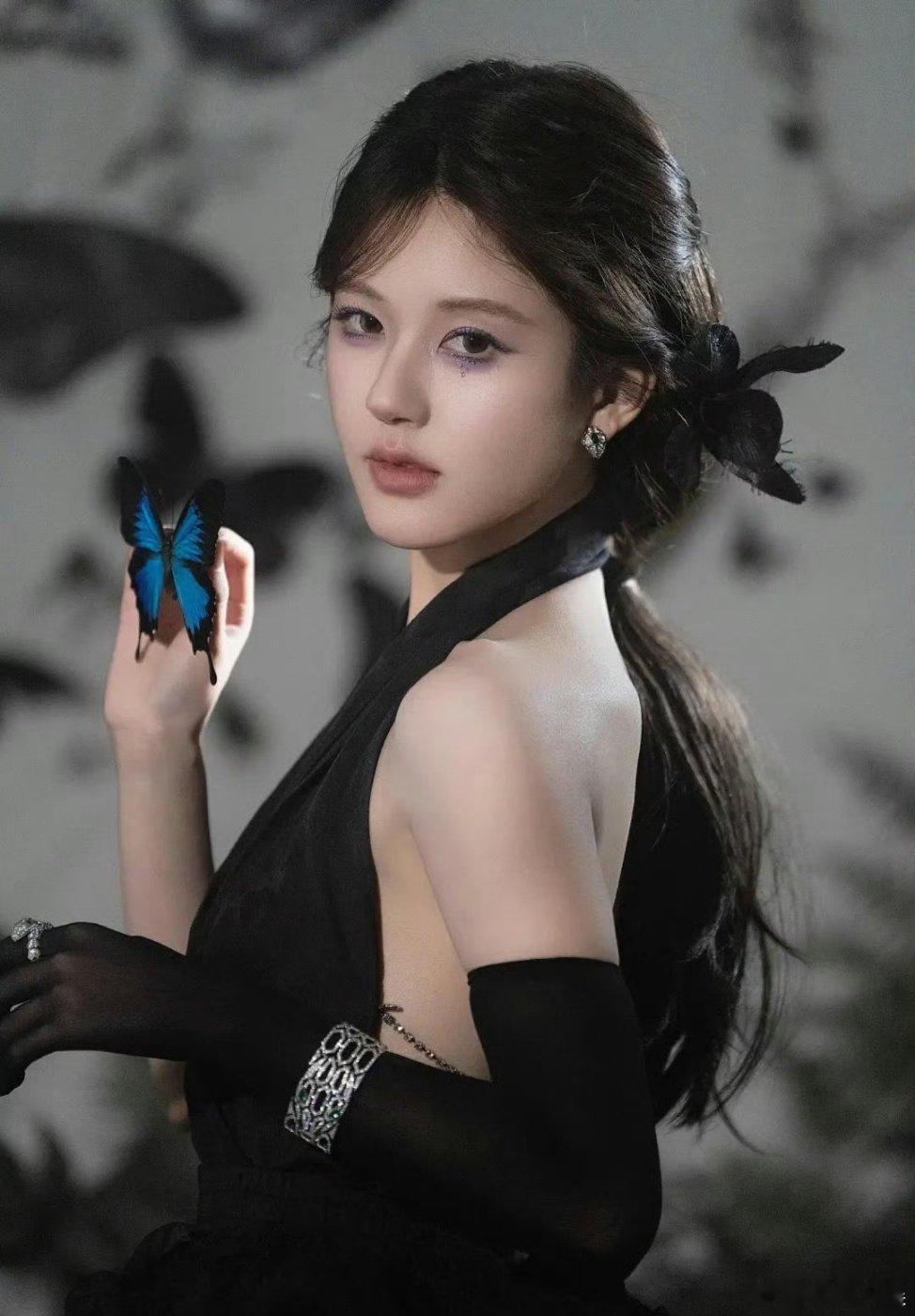#赵露思蝴蝶隐喻#赵露思与蝴蝶的关联确实令人惊艳。蝴蝶，那轻盈的身姿、绚丽的色彩