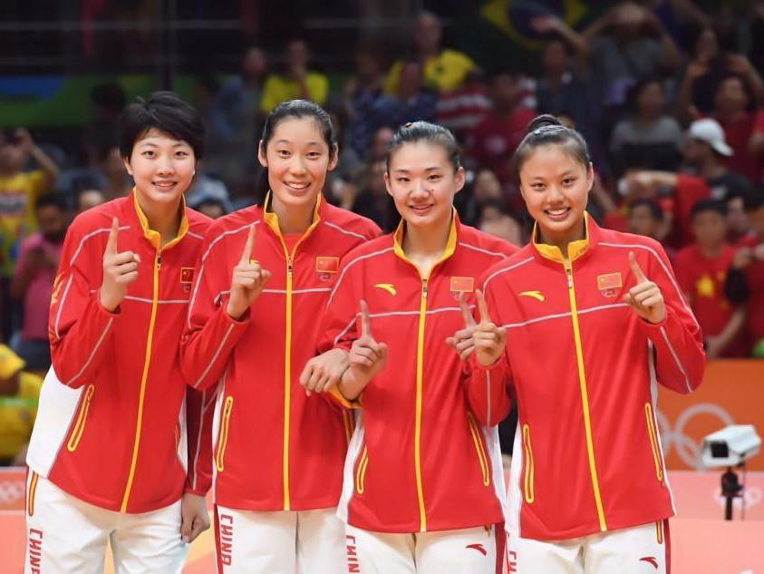 女排4朵金花同框：袁心玥面如银盘，腮凝新荔，美；朱婷曲眉凤眸，笑靥如花，飒；龚翔