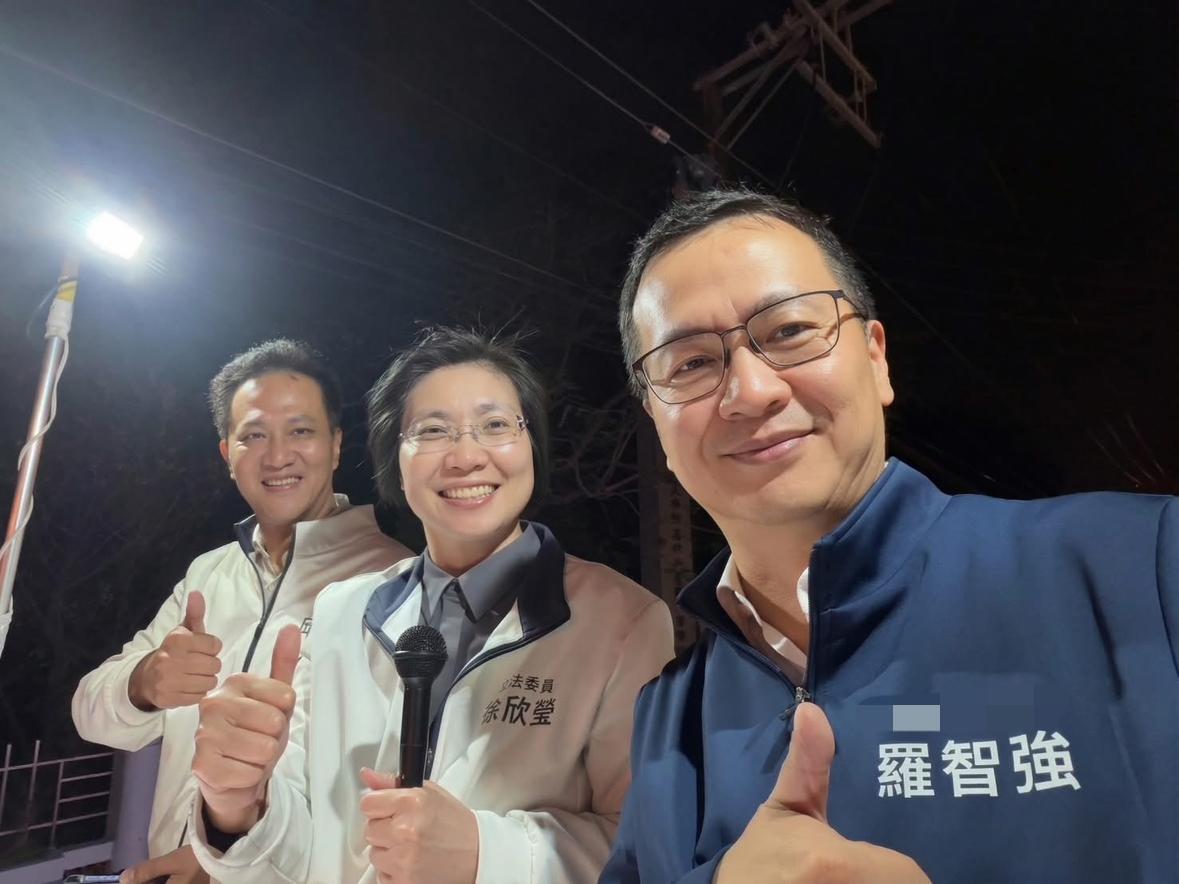 国民党立委罗智强今（24日）在脸书发文表示，今天晚上我到新竹县陪徐欣莹车扫，风很