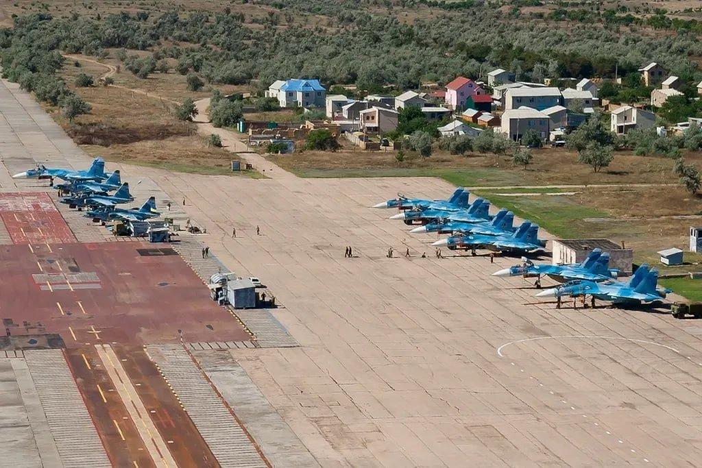 七架飞机损失：乌克兰无人机猛烈打击克里米亚的俄罗斯空军基地。
根据作战数据，苏﹣