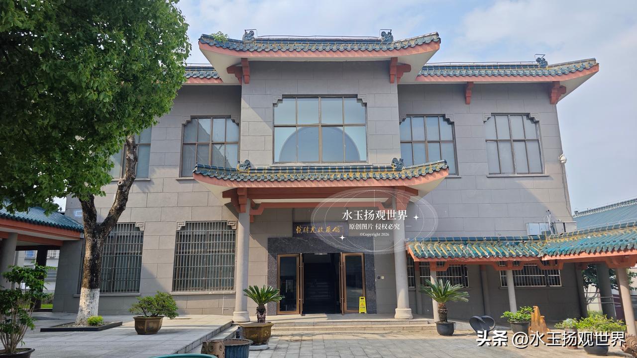很多人来陶瓷博物馆，看完主展厅就匆匆离场，压根不知道二楼僻静处，还藏着谈伟光先生