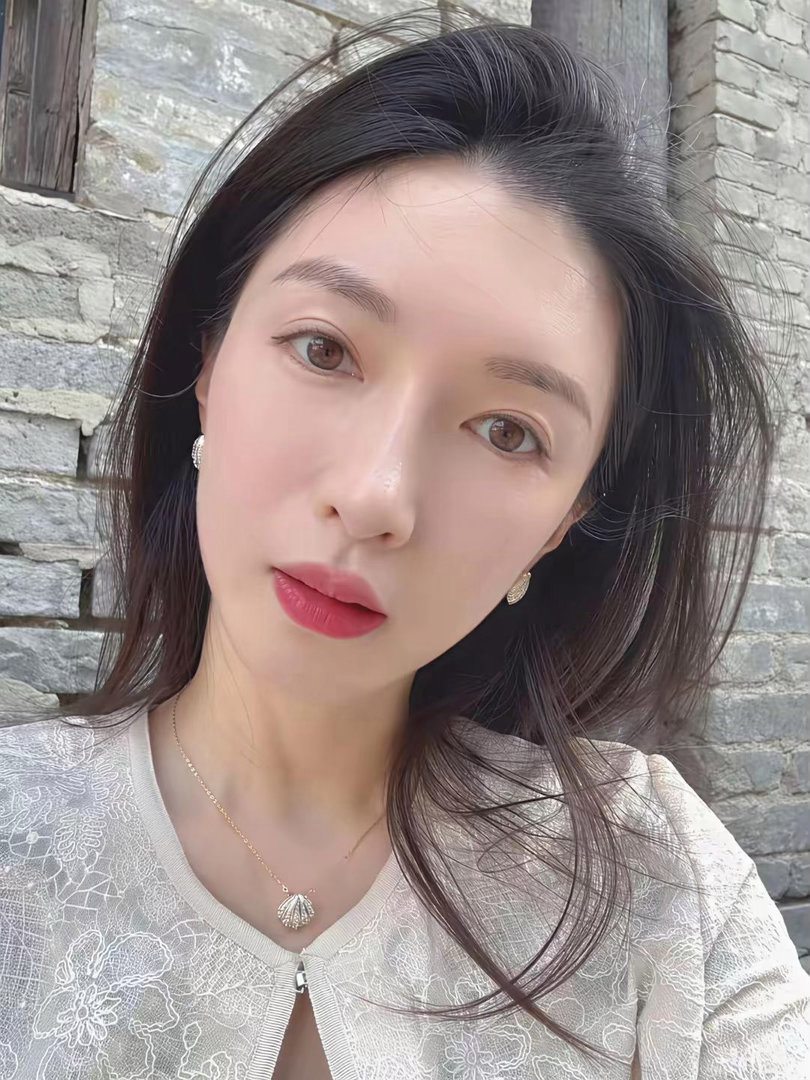 江疏影精致小脸搭配灵动大眼，五官格外出众 