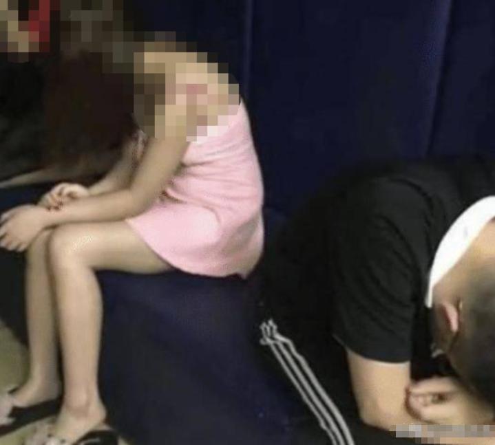 西藏，一男子住酒店，看到门后面有个卡片，跟上面的女人联系后，支付了300元，在房