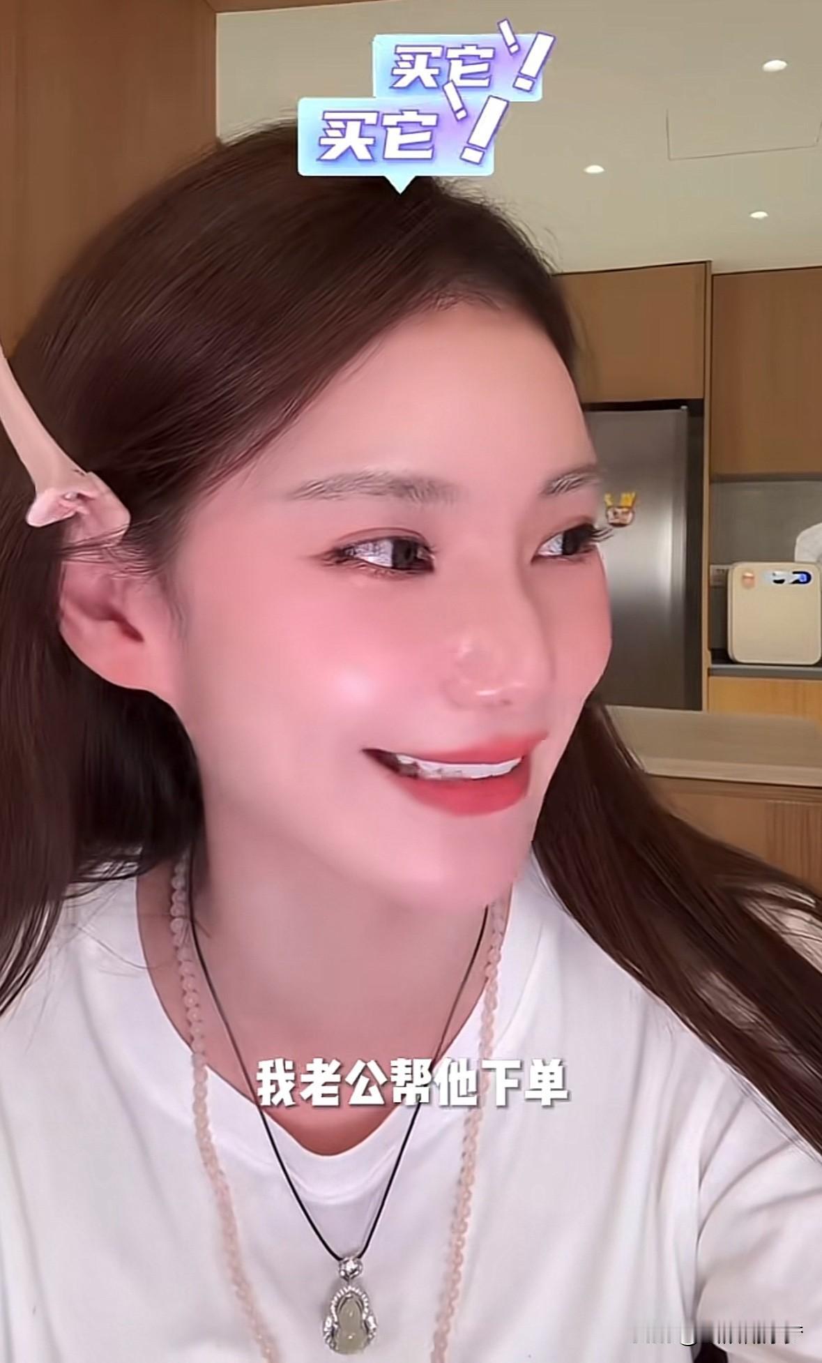 筱梅直播时说自己韩国回来，
带了很多面膜送给婆婆，
告诉婆婆想拿多少就拿多少，