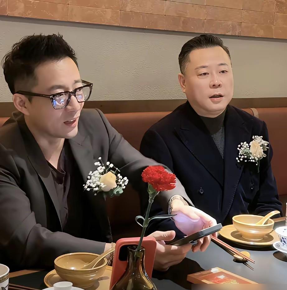 汪小菲瘦脱相了，眼球凸得像金鱼。
这不是减肥成功，是甲亢复发加上生意快崩了。
他