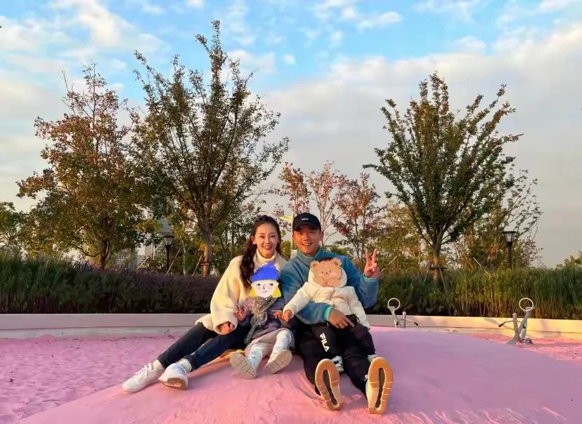 偶遇胡歌老婆从医院出来胡歌老婆黄曦宁被拍从医院走出，穿搭简约低调，身边有专人陪同