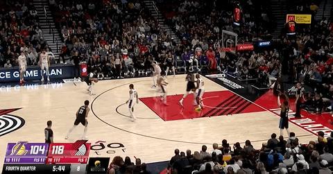 湖人暂停！落后17分！ 给了对方空位三分球机会最后5分40秒，难！湖人vs开拓者