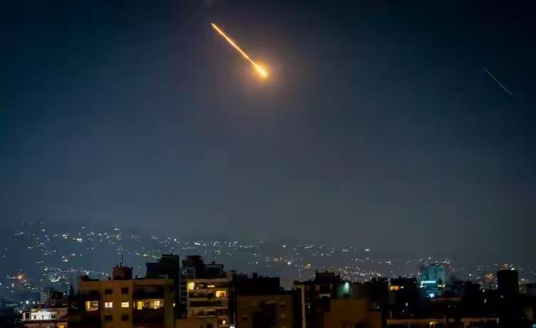 以色列袭击哈梅内伊之后
伊朗革命卫队对美军基地乌代德和特拉维夫进行了第一波导弹攻