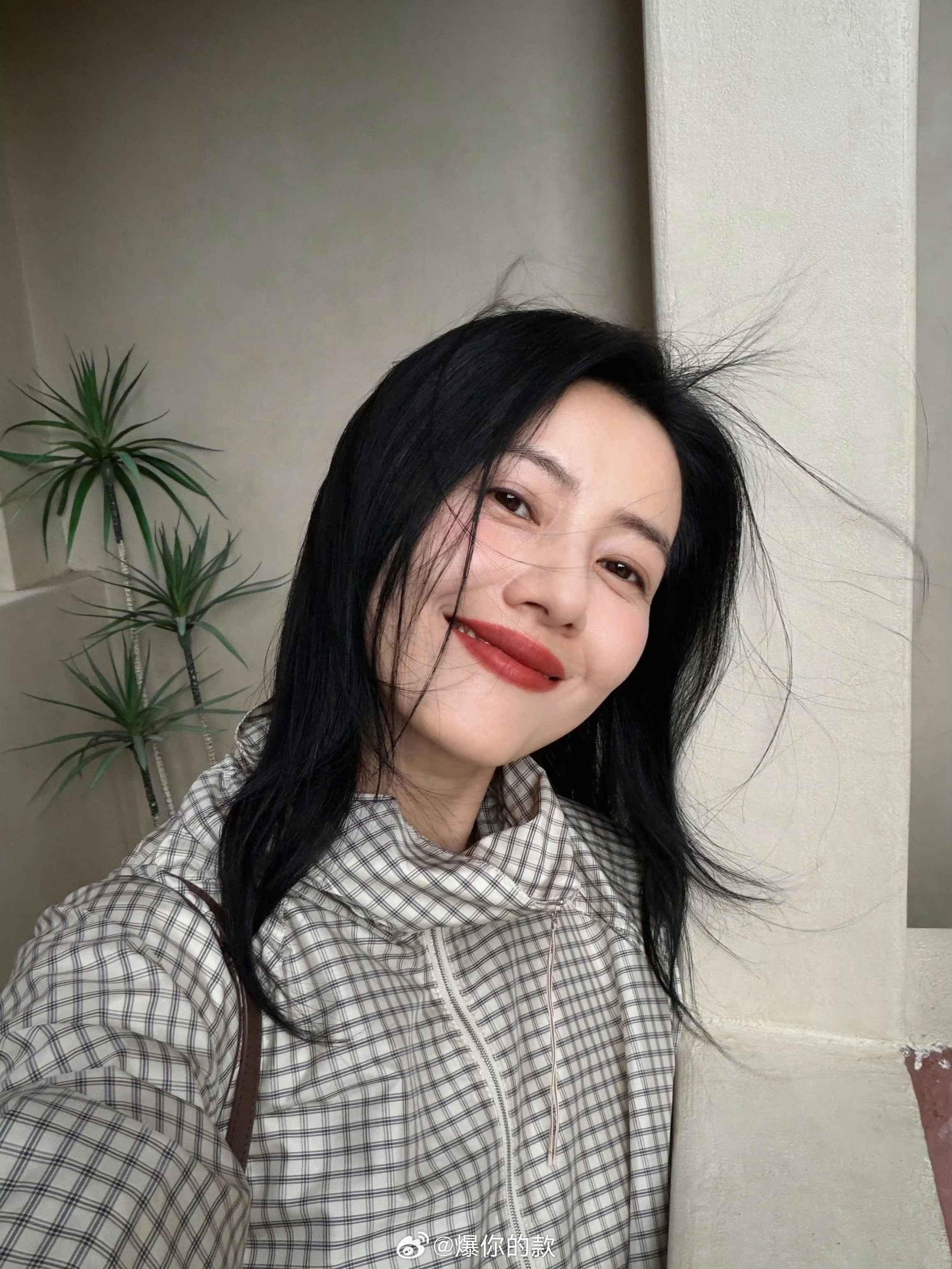 高圆圆氛围感头像直出高圆圆湖边直拍这就是顶级神颜的底气吧！原相机直出也毫无压力。