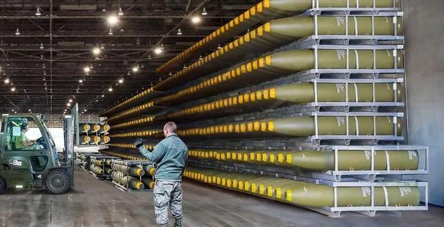 瞒不住了！伊朗冲突耗空美军弹药，战斧导弹库存告急连夜补货

平时咱们聊起美军，总