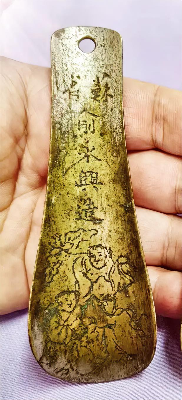 《鞋拔子》
苏州俞永兴造
       现在的年轻人都不用鞋拔子了，解放前过去的