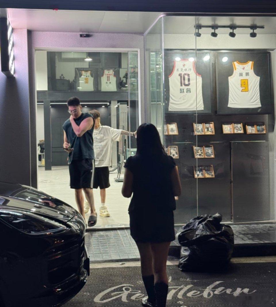 昨晚有球迷偶遇到胡明轩，刚剪完头的小胡从理发店出来，幸运哦