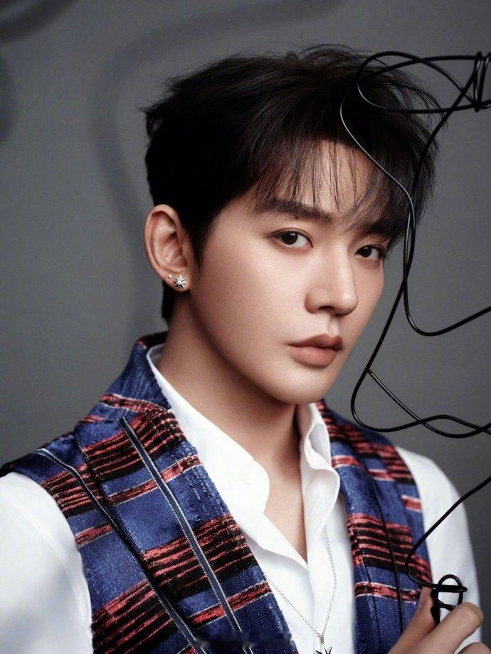 邓为每一步都红在点子上 演艺路上的笃定前行，终迎一路红运！新物料里的意气风发，是