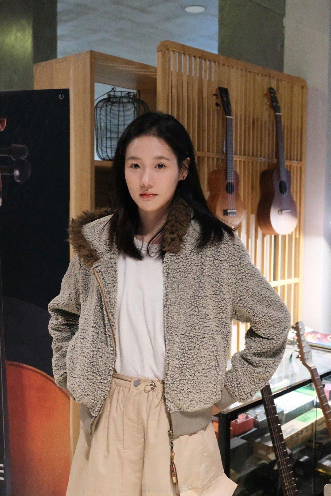 内娱校园剧女主有新脸了 看到张昕懿的第一眼，脑海里自动浮现无数校园画面：晨光里的