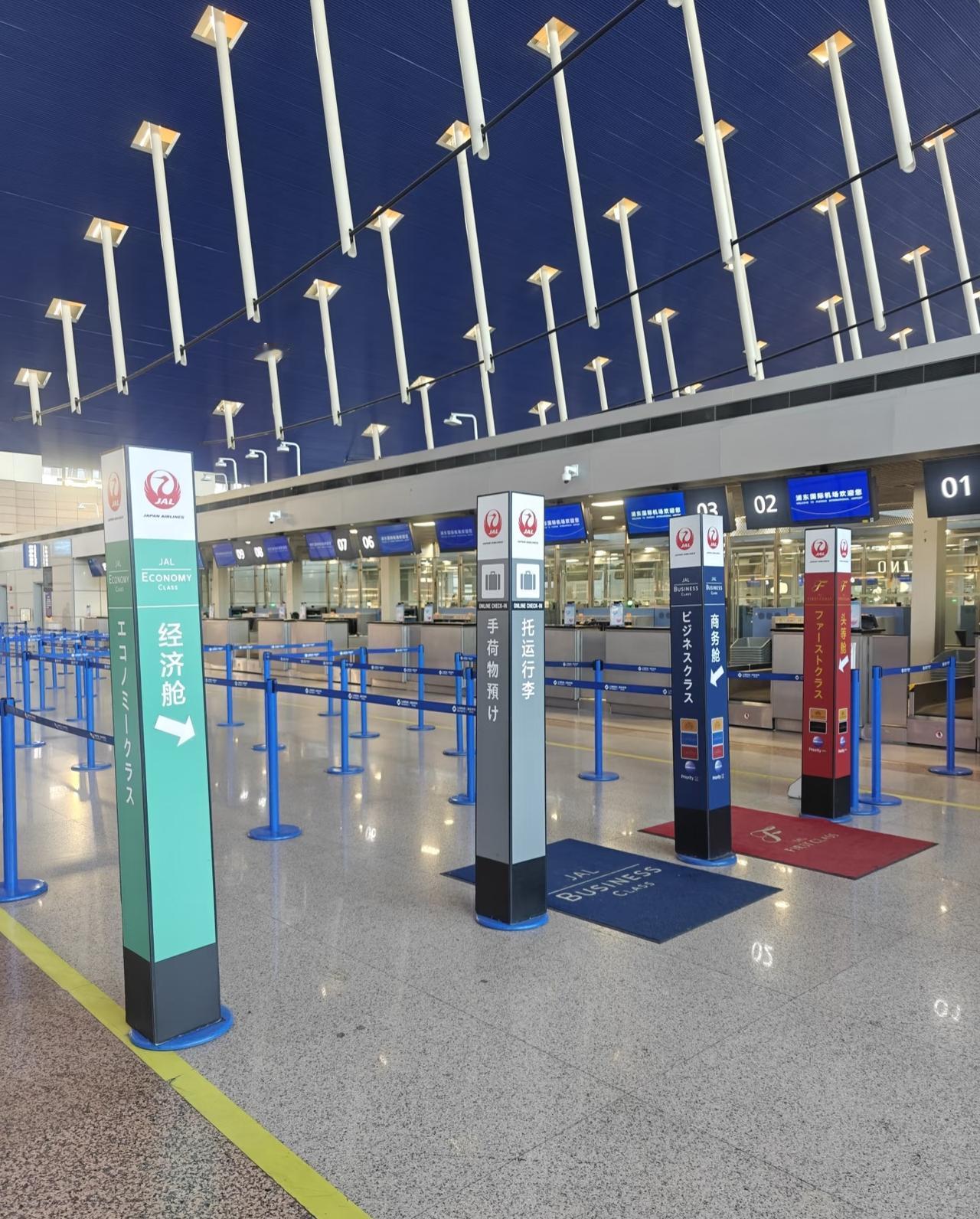 这一刻，觉得人活着没钱真不行
一个机场，一个值机前台能划分的明明白白的，这一刻觉