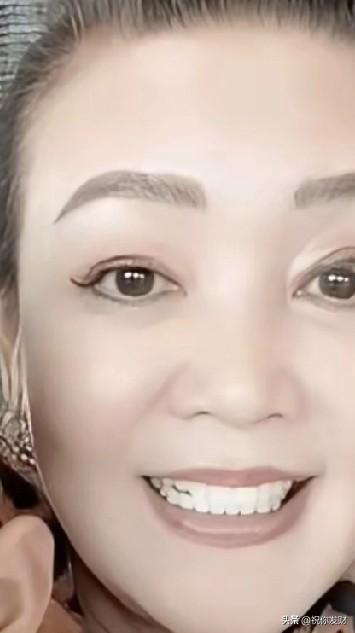 张兰在直播时遇到网友说她坏话的评论时，心情很不好，这时她的孙子汪希霖看见了，站出