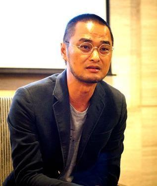 冯唐，一个身价8亿的北京大佬，最近搞了个大新闻。他精心筹备了一场豪华饭局，邀请了
