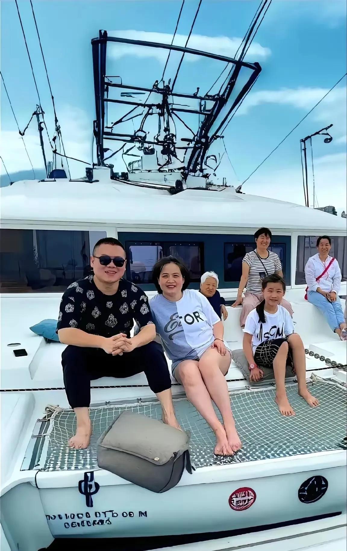 小岳岳真正实现了带领全家人致富。
5个姐姐，一个弟弟，全部因为他而过上了幸福的生