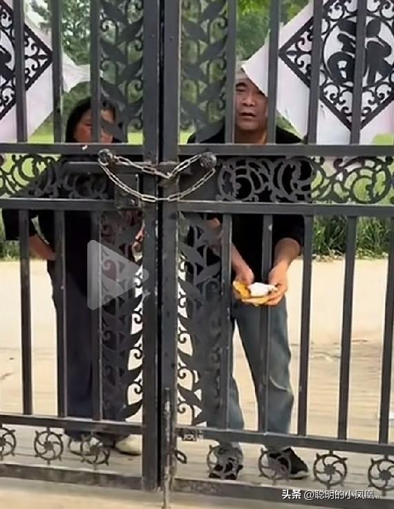 小故事！
     半熟 和老杜，被关在门外面，李佳 为什么把他们关在门外边，因