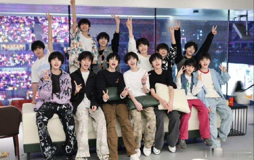 TF家族四代五一同框合照，你第一眼最先看到谁？[羞嗒嗒]张桂源、张函瑞、王橹杰、